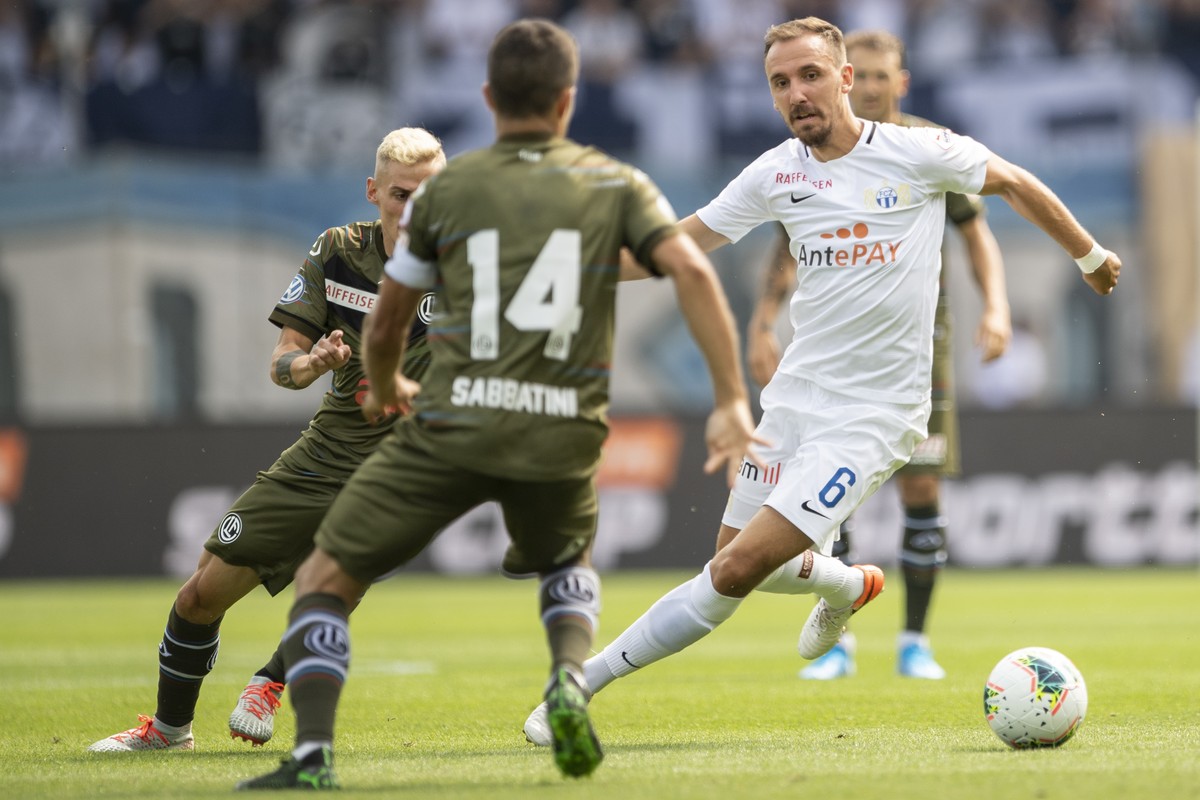 Luganos Jonathan Sabbatini, links, spielt um den Ball mit Zuerichs Denis Popovic, rechts, im Fussball Meisterschaftsspiel der Super League zwischen dem FC Zuerich und dem FC Lugano im Letzigrund, am S ...