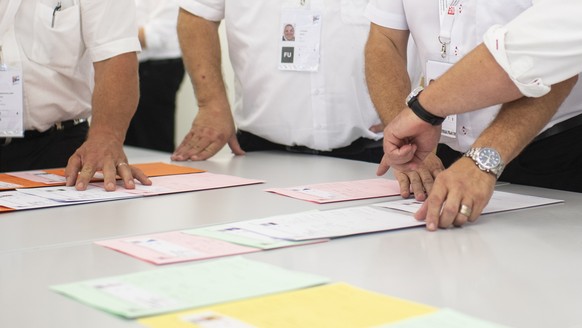 Samuel Feller, Eidgenoessischer Technischer Leiter, Mitte, bespricht mit seinem Team die Einteilung der Gaenge am Eidgenoessischen Schwing- und Aelplerfest (ESAF) in Zug, am Samstag, 24. August 2019.  ...