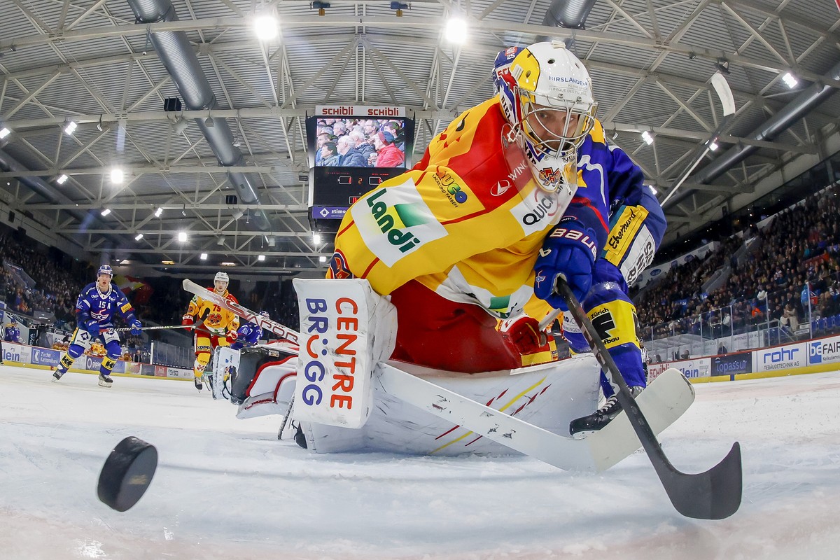 Biels Torhueter Harri Saeteri kassiert das 2:1 waehrend der Meisterschaftspartie der National League zwischen dem EHC Kloten und dem EHC Biel, am Samstag, den 19. November 2022, in der Stimo Arena in  ...