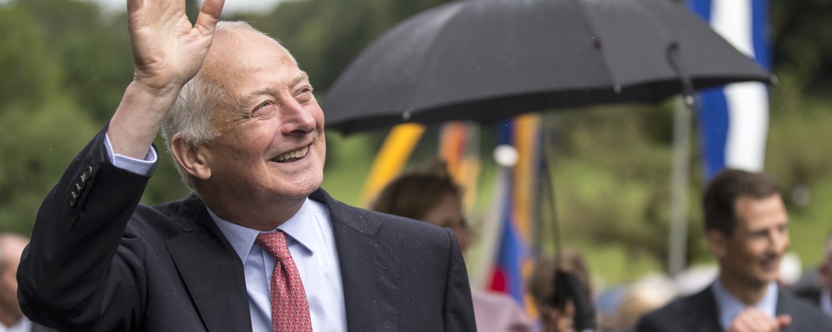 Fuerst Hans Adam von und zu Liechtenstein, links, und Erbprinz Alois von und zu Liechtenstein, rechts, winken den Zuschauern zu, vor dem Festakt auf der Schlosswiese am Liechtensteinischen Nationalfei ...