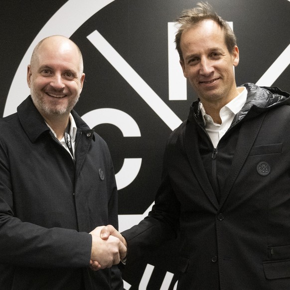 Annti Toermaenen, rechts, Senior Advisor HC Lugano, und Hnat Domenichelli General Manager HC Lugano am Mittwoch, 4. Dezember 2024 in Lugano vor der Pressekonferenz des HC Lugano zum Aufgebot. (KEYSTON ...