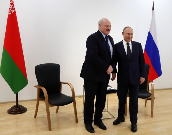 epa09885768 Russian President Vladimir Putin (R) and Belarusian President Alexander Lukashenko (L) shake hands during a meeting in the engineering building of the technical complex of the Soyuz-2 space rocket complex at the Vostochny cosmodrome outside the city of Tsiolkovsky, some 180 km north of Blagoveschensk, in the far eastern Amur region, Russia, 12 April 2022. Belarusian President is on a working visit to Russia.  EPA/MIKHAIL KLIMENTYEV / KREMLIN POOL / SPUTNIK MANDATORY CREDIT