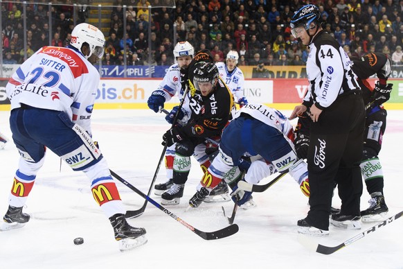 Zuercher Dave Sutter, Zuercher Patrick Geering, Berns Simon Bodenmann, Zuercher Drew Shore, von links, kaempfen um den Puck, im ersten Eishockey Playoff-Halbfinalspiel der National League zwischen dem ...