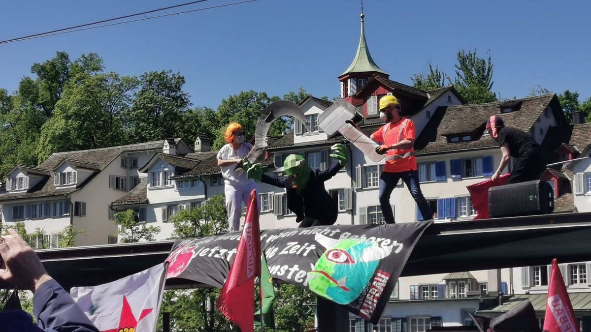 Theater-Show begeistert während der 1.-Mai-Demo in Zürich