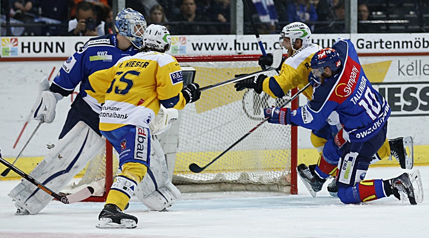 Der Puck im Tor, der HCD setzt zum Jubel an: Reto von Arx (Zweiter von rechts) schiesst das 1:0.