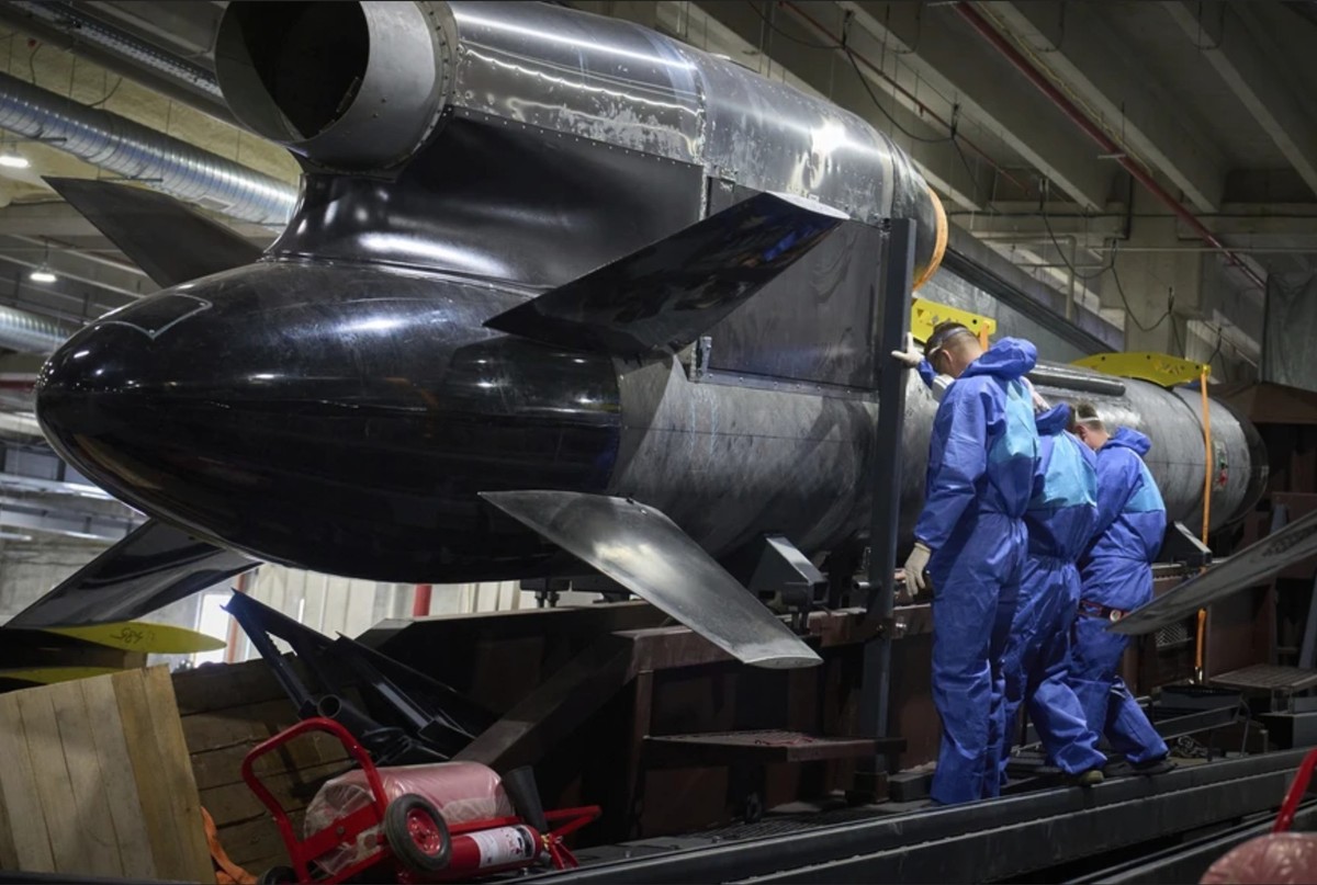 Des experts ukrainiens inspectent un missile de croisière Flamingo.