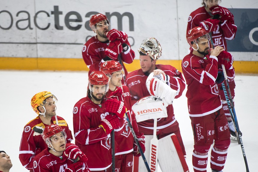 Deception des joueurs lausannois apres la defaite pendant la seance de tirs au but, lors du 3eme match du quart de finale de play off du championnat suisse de hockey sur glace de National League LNA,  ...