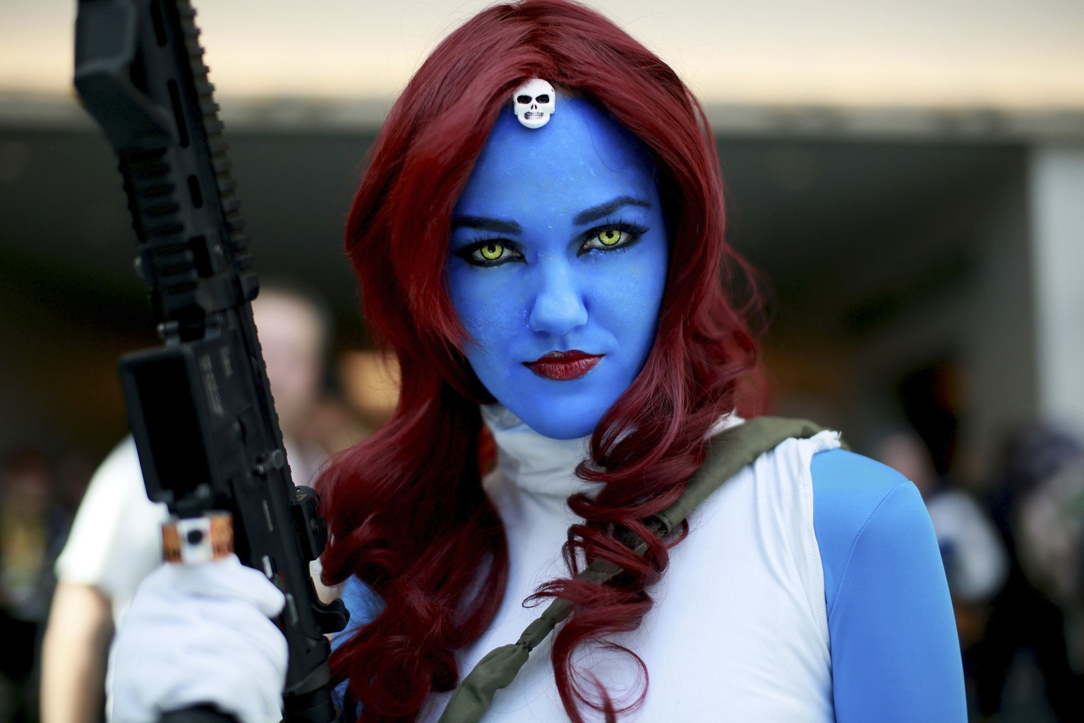 Die Comic-Figur Mystique zeigt sich von ihrer Blaubeerenseite.