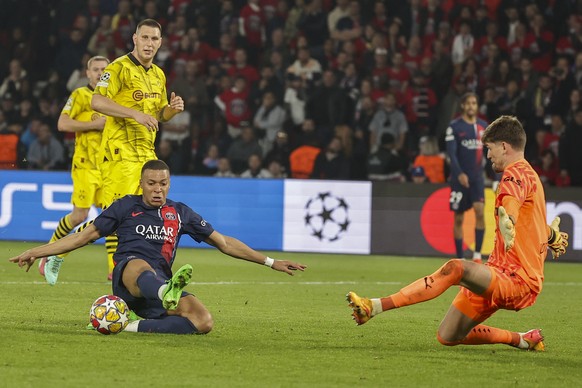 epa11325721 Kylian Mbappe of PSG (L) in action against goalkeeper Gregor Kobel of Dortmund during the UEFA Champions League semi finals, 2nd leg soccer match of Paris Saint-Germain against Borussia Do ...