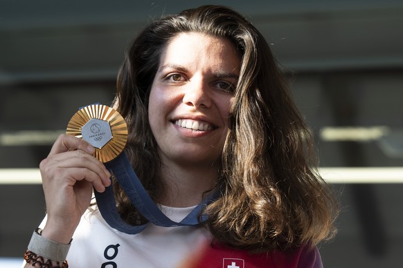 Olympiasiegerin Chiara Leone posiert mit ihrer Goldmedaille bei ihrem Empfang, am Samstag, 3. August 2024, in Biel. Die Schuetzin Leone gewann Gold im 50 Meter Dreistellungskampf. (KEYSTONE/Peter Schn ...