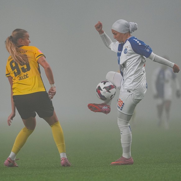 Schweiz: Axa Women s Cup 2025/26, BSC YB Frauen vs GC Frauenfussball - Stadion Wankdorf, Bern: Imane Touriss 20 GC im Duell mit Maja Jelcic 99 YB Frauen Bern Stadion Wankdorf Bern Schweiz *** Switzerl ...