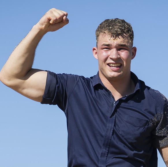 KEYPIX - Festsieger Michael Moser jubelt nach seinem Sieg im Schlussgang gegen Fabio Hiltbrunner auf den Schultern von Fabio Hiltbrunner, rechts, und Ueli Ruegsegger, links, beim Oberaargauischen Schw ...