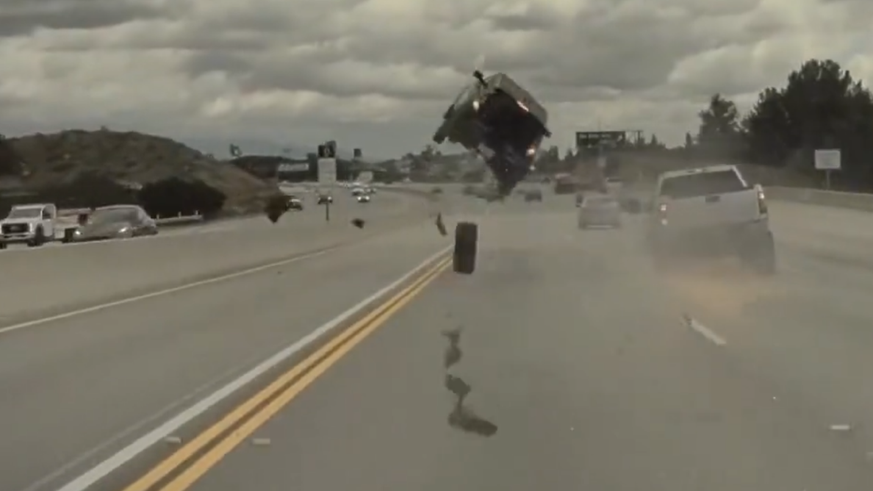 Departure on the highway: car loses wheel and causes spectacular crash