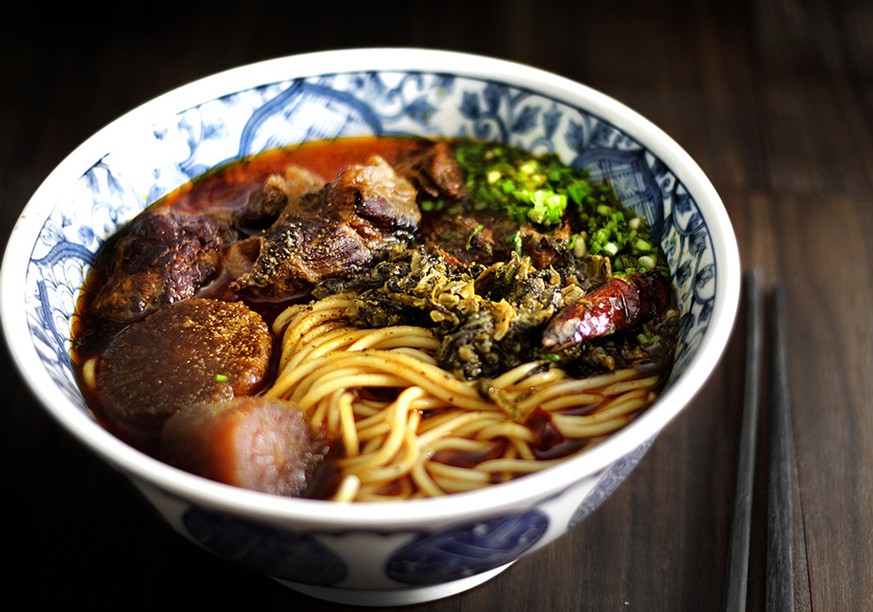 http://ladyandpups.com/wp-content/uploads/2012/09/taiwanese-beef-noodle3.jpg
NIU ROU MIAN taiwanesische rindfleischsuppe essen food taiwan china asien fleisch suppe