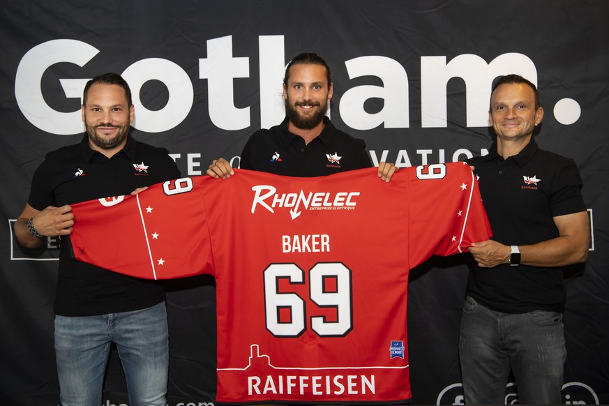 Le chanteur Bastian Baker, centre, pose avec son nouveau maillot en compagnie de Nicolas Burdet, gauche, directeur general du HC Valais-Chablais et de Laurent Perroton, droite, entraineur de l&#039;eq ...