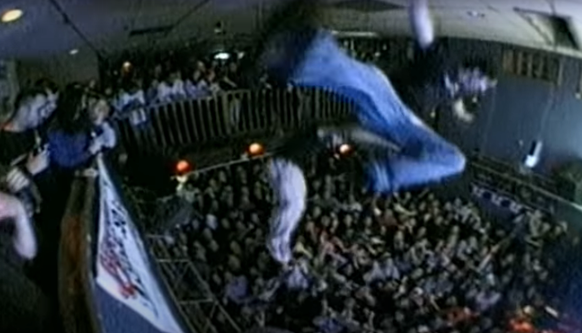 Bam Margera springt in CKY aus grosser Höhe in eine Menschenmasse.