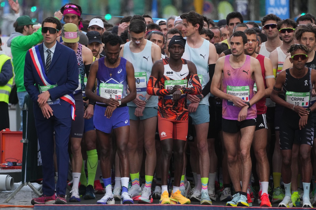 Competitors prepare to run the men's race of the Paris marathon, in Paris, Sunday, April 12, 2026. (AP Photo/Thibault Camus)
France Paris Marathon