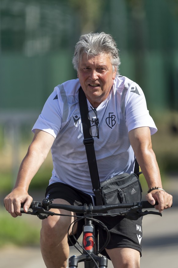 Basels Assistenztrainer Martin Andermatt faehrt mit dem Fahrrad zum Training der ersten Mannschaft des FC Basel 1893 in Basel, am Freitag, 17. Juni, 2022. (KEYSTONE/Georgios Kefalas)