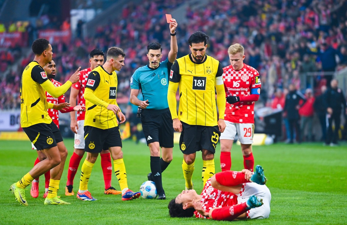 Emre Can Borussia Dortmund bekommt von Schiedsrichter Florian Badstuebner nach einem Foul an Jae-Sung Lee 1. FSV Mainz 05 die rote Karte gezeigt waehrend des Spiels der 1. Bundesliga zwischen 1. FSV M ...