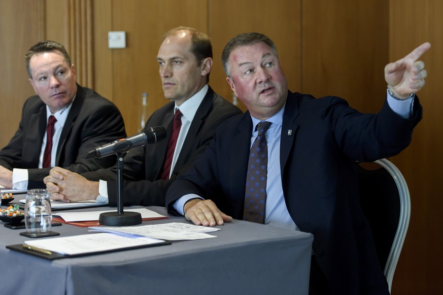 Chris McSorley, gauche, le nouveau directeur sportif, Hugues Quennec, centre, president du Conseil d&#039;administration, Mike Gillis, droite, administrateur delegue du Conseil du club, s&#039;exprime ...