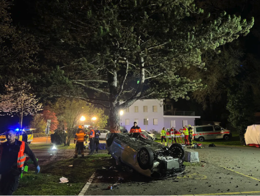 Drei junge Männer sind in Niederuzwil SG bei einem Verkehrsunfall am späten Karfreitagabend gestorben.