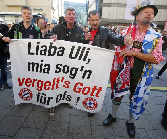 Supporters of Bayern Munich President Uli Hoeness hold a banner reading in Bavarian dialect &#039;Dear Uli, We say thank you for everything&#039;, gather outside the regional court in Munich March 13, ...