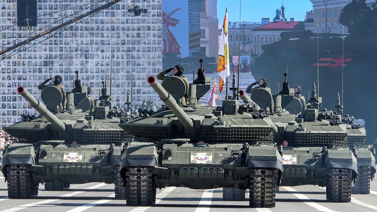 Des T-90M lors d'un défilé militaire à Saint-Pétersbourg: la Russie construit davantage de chars de combat modernes.