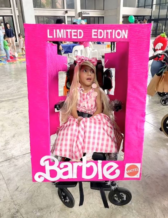 Barbie-Halloween-Kostüm für Mädchen im Rollstuhl.