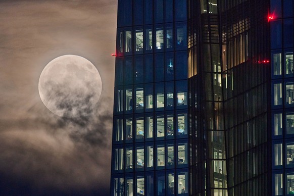 The beaver moon rises next to the European Central Bank in Frankfurt, Germany, Wednesday, Nov. 5, 2025. (AP Photo/Michael Probst)
APTOPIX Germany Supermoon