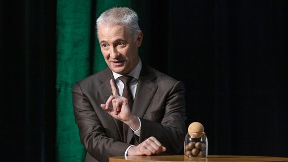 Migros CEO Fabrice Zumbrunnen praesentiert CoffeeB der Migrosmarke Cafe Royal, aufgenommen an einer Medienkonferenz der Migros am Dienstag, 6. September 2022 in Zuerich. Die Migros praesentiert heute  ...