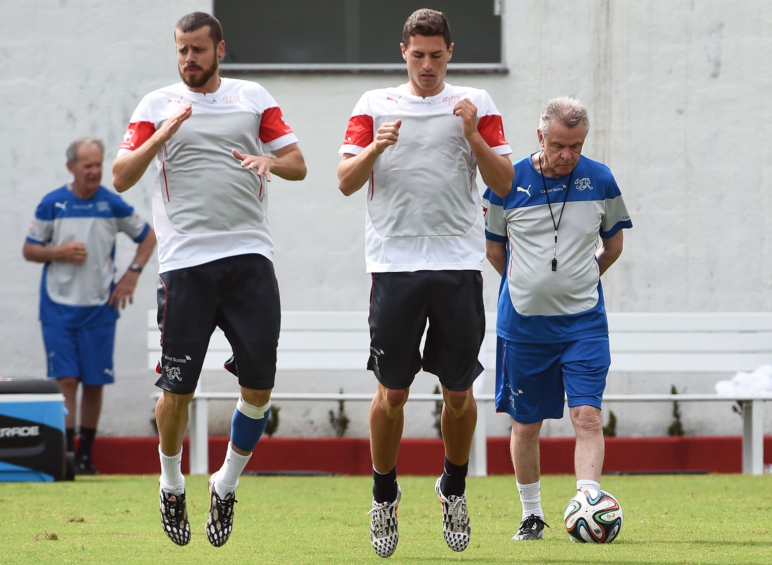 Fabian Schär (rechts, neben Tranquillo Barnetta) erhält gegen Honduras eine Chance – wohl auch, weil er offensive Impulse setzen kann.