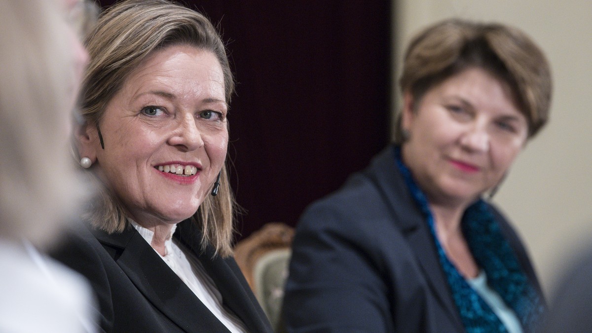 Die CVP-Bundesratskandidaten Heidi Z'Graggen, Regierungsraetin-UR und Viola Amherd, Nationalraetin-VS, von links, anlaesslich einem Podium, am Mittwoch, 31. Oktober 2018, in Bern. (KEYSTONE/Peter ...