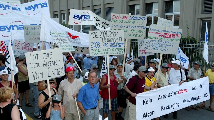 Mehrere hundert Menschen demonstrieren am Donnerstag, 7. August 2003, in Kreuzlingen (TG) an einer Kundgebung gegen den geplanten Abbau von 170 Arbeitsplaetzen beim kanadischen Aluminium- und Verpacku ...