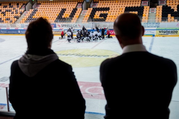 Die Praesidentin des HC Lugano, Vicky Mantegazza, links, und der Team Sportdirektor, Roland Habisreutinger, beobachten das erste Training des HCL nach der heutigen Pressekonferenz an der die sofortige ...