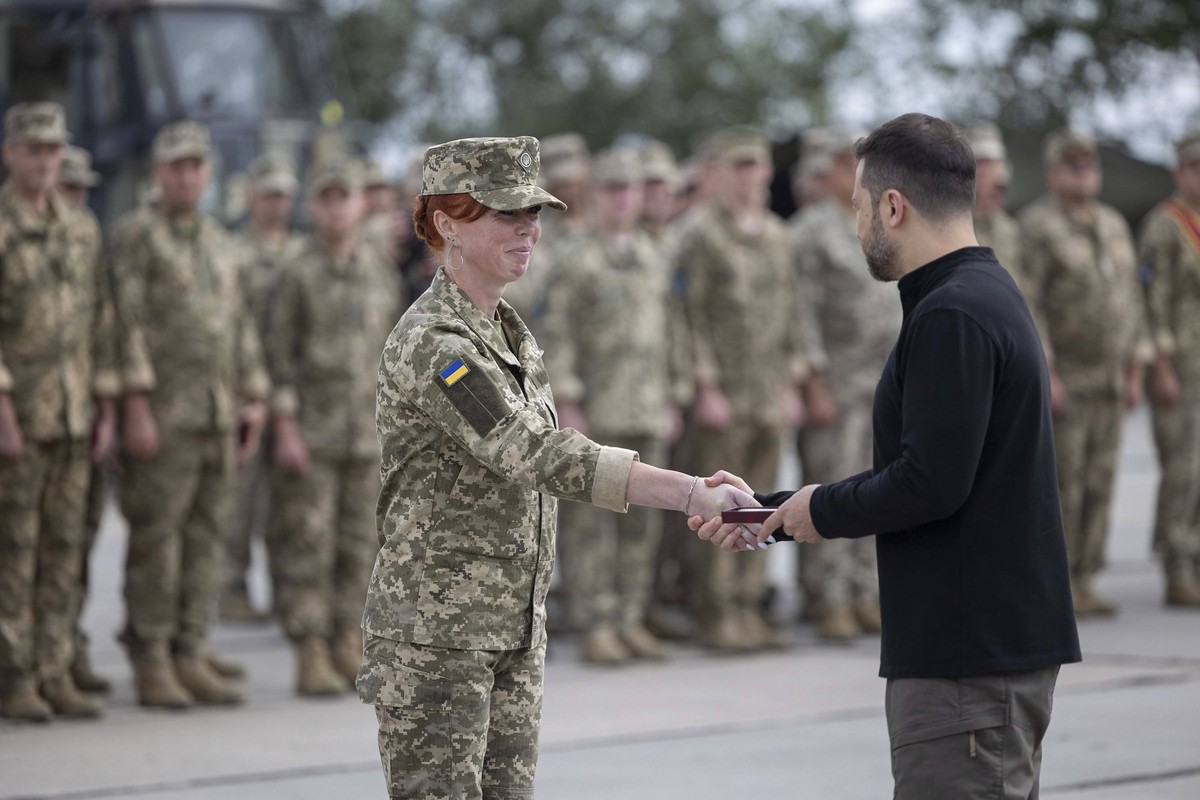 August 4, 2024, Kyiv, Kiev Oblast, Ukraine: Ukrainian President Volodymyr Zelenskyy, presents military awards during a celebration of Air Force Day, August 4, 2024 at an Undisclosed Location in Ukrain ...