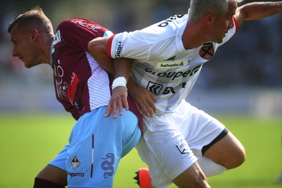 Bellinzonas Salvatore Guarino, links, und Janick Kamber von Xamax, rechts, im Sechzehntelfinal des Schweizer Fussball-Cups, am Sonntag, 15. September 2019, in Bellinzona. (KEYSTONE/Ti-Press/Alessandro ...