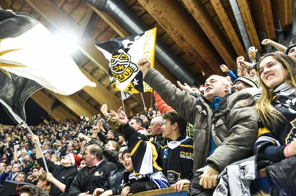 epa05081268 Fans of Lugano cheer after their team scored 3-3 during the game between Switzerland&#039;s HC Lugano and Germany&#039;s Adler Mannheim, at the 89th Spengler Cup ice hockey tournament in D ...