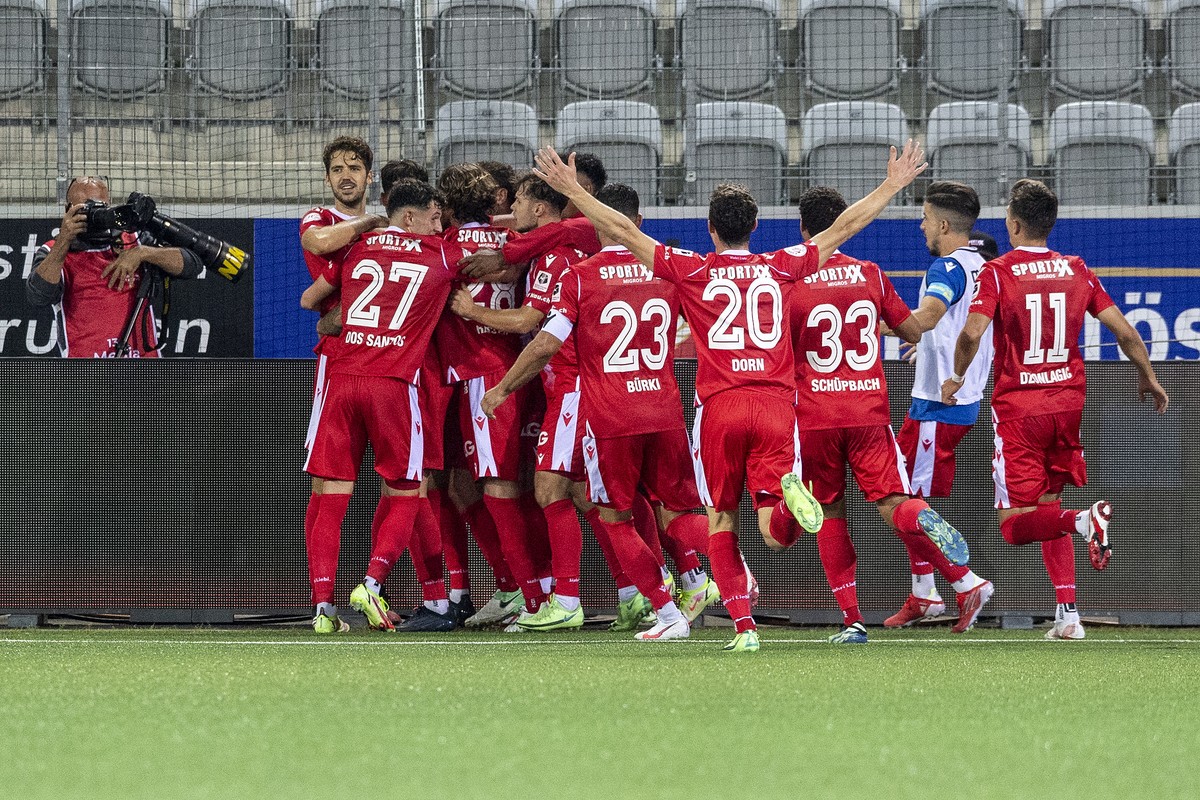 Thuns Spieler feiern ihren Treffer zum 1-0 im Schweizer Fussball Cup 1/16 Finalspiel zwischen dem FC Thun und dem Grasshopper Club Zuerich, am Samstag, 18. September 2021, in der Stockhorn Arena in Th ...