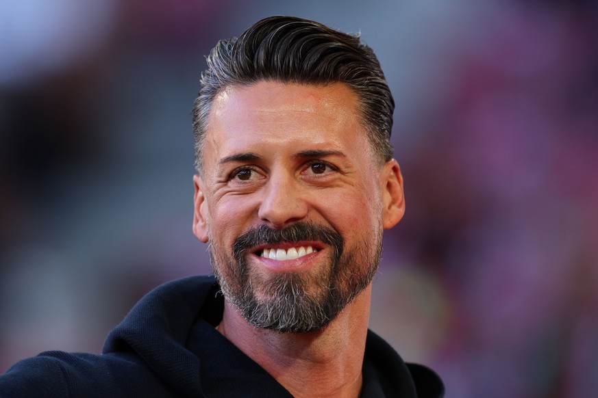 epa12337241 Augsburg's head coach Sandro Wagner looks on ahead of the German Bundesliga soccer match between FC Augsburg and Bayern Munich in Augsburg, Germany, 30 August 2025. EPA/ANNA SZILAGYI  ...