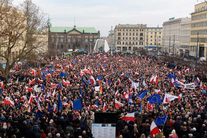 Zehntausende Polen demonstrieren gegen die Politik.