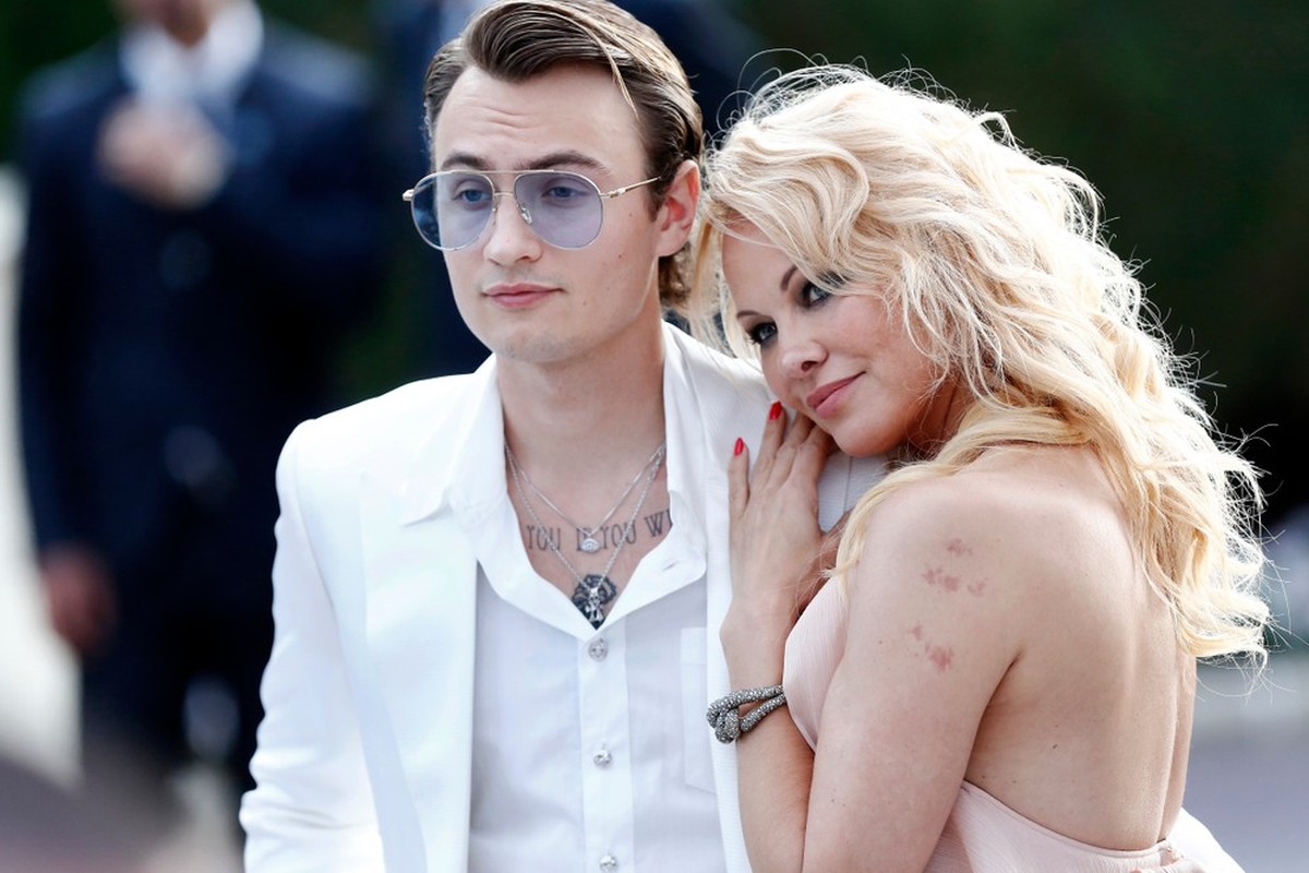 Brandon est le fils de Pamela Anderson et de Tommy Lee. Il est mannequin à ses heures perdues et il a joué dans la série Tales.