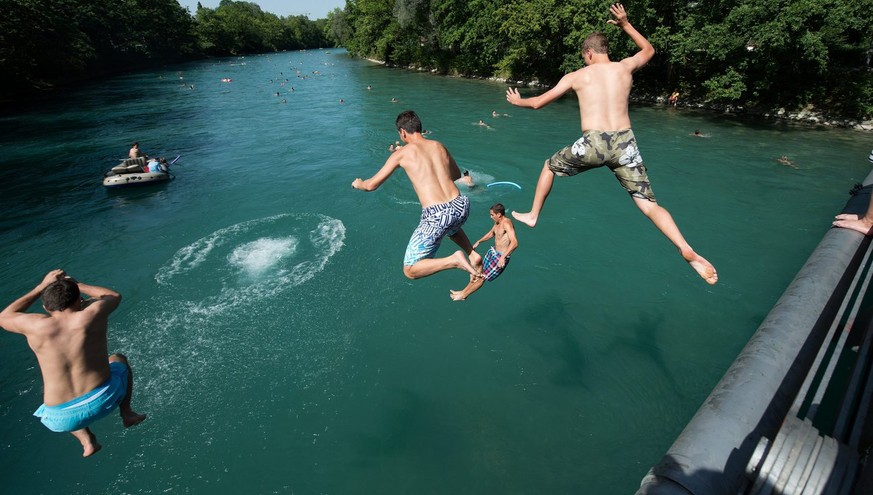 Viele Menschen vergnuegen sich in und auf der 22 Grad warmen Aare am Sonntag, 19. August 2012 zwischen Eichholz und Marzili in Bern. (KEYSTONE/Lukas Lehmann)