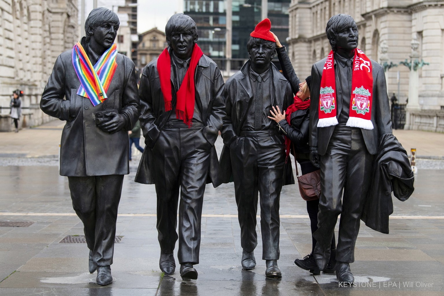 Die Beatles kriegen in Liverpool auch mal einen Schal umgehängt.
