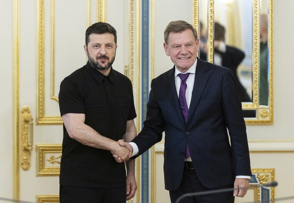 epa12206907 A handout photo made available by the Ukrainian Presidential Press Service shows Ukrainian President Volodymyr Zelensky (L) and German Foreign Minister Johann Wadephul (R) shake hands prio ...
