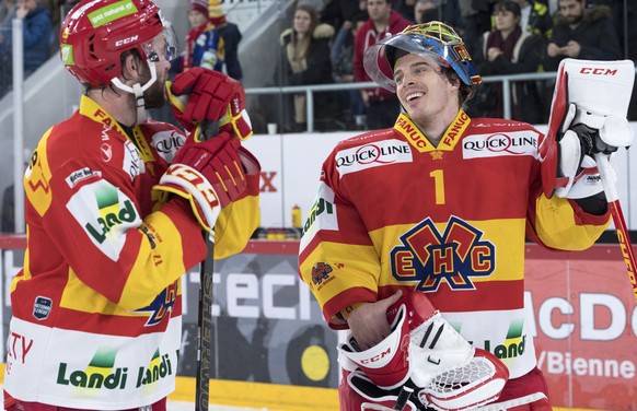 Biels Beat Forster, links, und Biels Goalie Jonas Hiller, rechts, jubeln nach dem Sieg (2-0), beim Eishockey Meisterschaftsspiel der National League A zwischen den HC Biel und dem HC Fribourg Gotteron ...