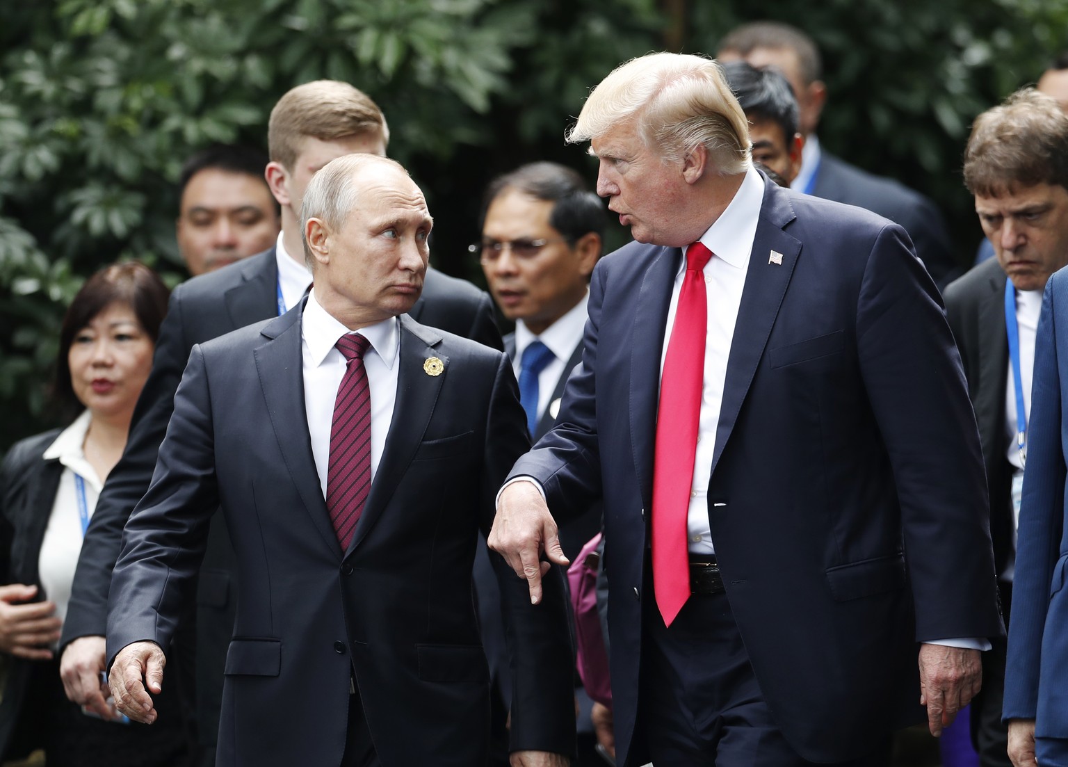 U.S. President Donald Trump, center right, and Russia&#039;s President Vladimir Putin, center left, talk during the family photo session at the APEC Summit in Danang, Saturday, Nov. 11, 2017. (Jorge S ...