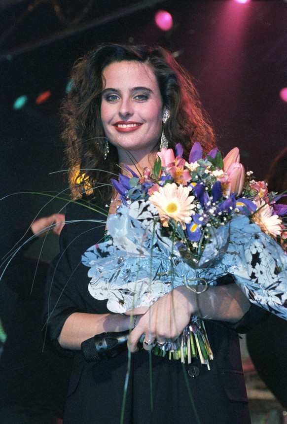 Die Saengerin Sandra Studer alias Sandra Simo, posiert an einer Veranstaltung des Eurovision Song Contest, wahrscheinlich 1991 in Rom, Italien, mit einem Blumenstrauss. (KEYSTONE/Str)