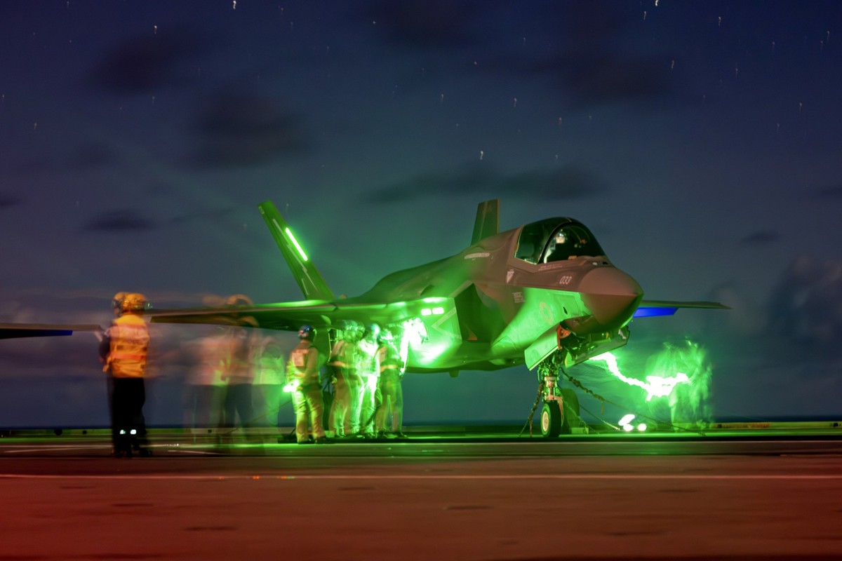Handout photo issued by the Royal Navy of an F-35B Lightning II being made ready to conduct night flying operations. Picture date: Saturday August 2, 2025. (KEYSTONE/PRESS ASSOCIATION IMAGES/LPhot Bil ...