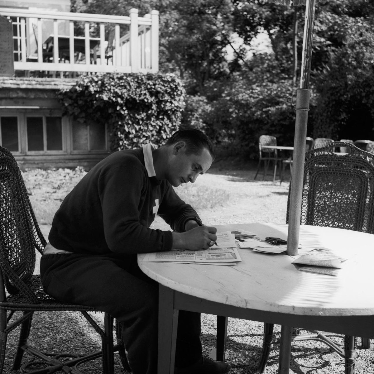 Severino Minelli (1909-1994), aufgenommen in Jahr 1934 in Vesinet bei Paris im Garten des Hotels in dem sich die Schweizer Fussball-Nationalmannschaft waehrend der Fussball-Weltmeisterschaft aufhaelt. ...
