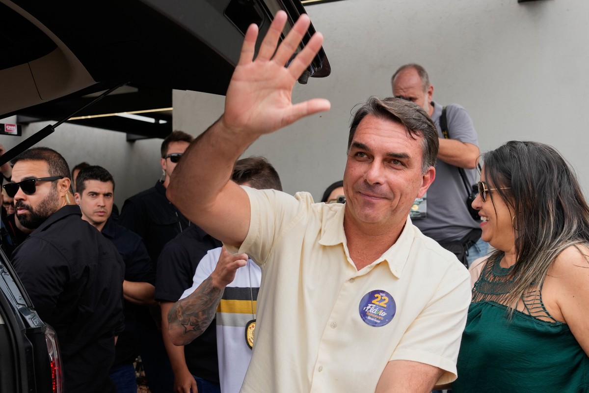 Opposition presidential candidate Sen. Flávio Bolsonaro waves as he arrives in Brasilia, Brazil, on the day of the presidential runoff election, Sunday, Oct. 25, 2026. (AP Photo/Eraldo Peres)
Brazil E ...